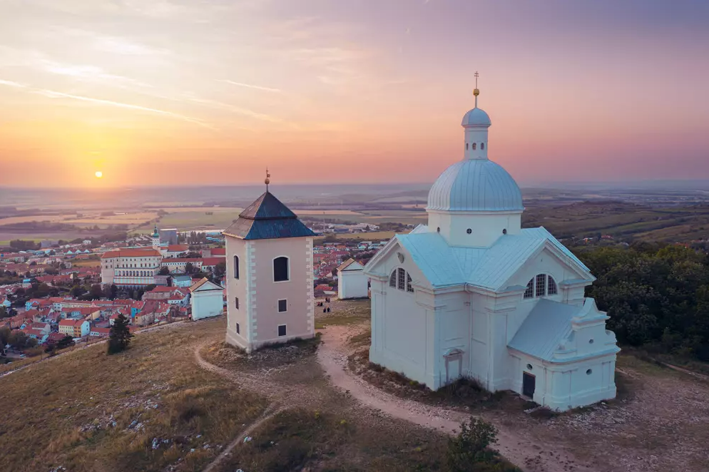 Svatý kopeček v Mikulově při západu slunce