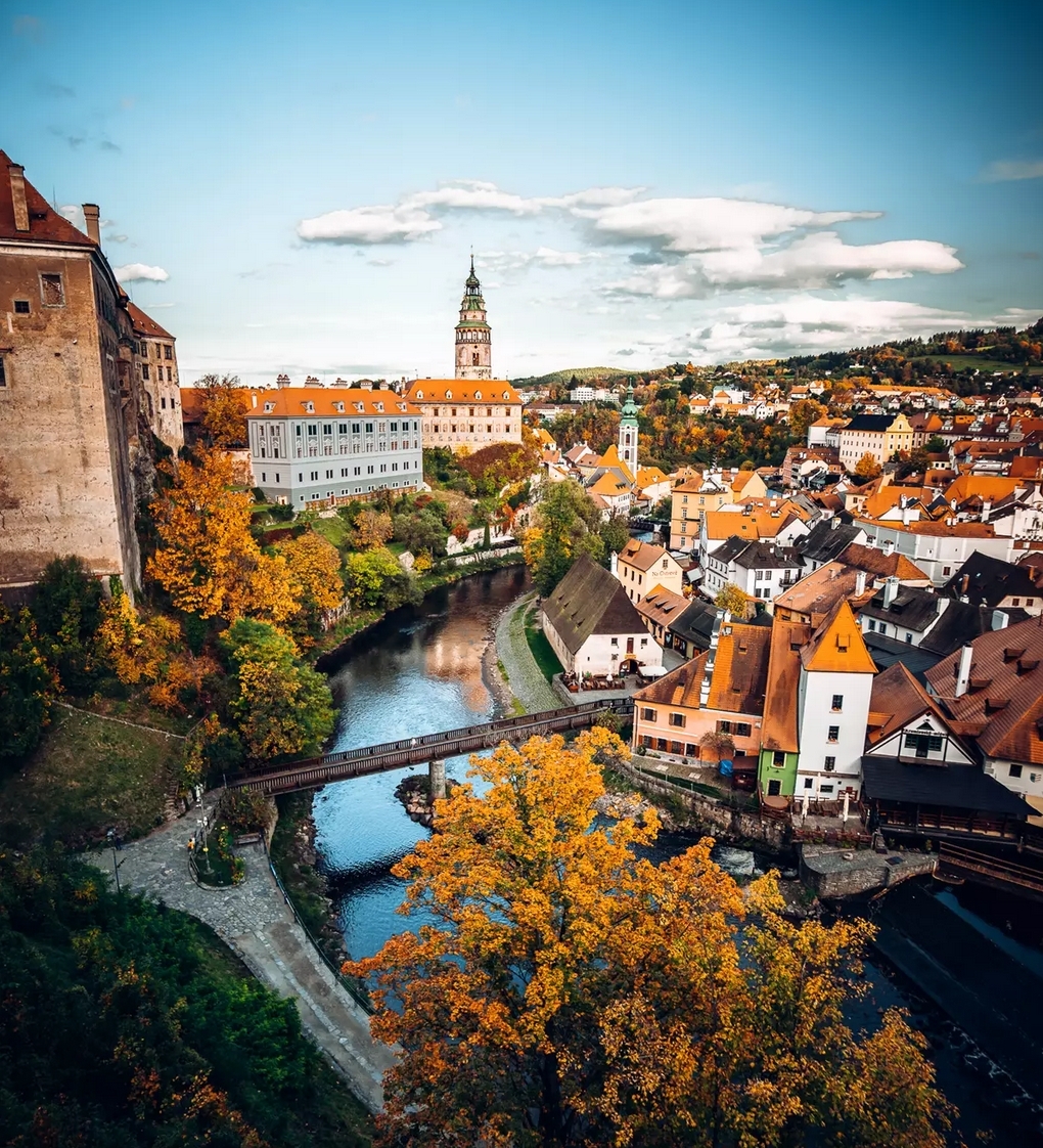 Podzimní pohled na Český Krumlov s meandrem řeky Vltavy