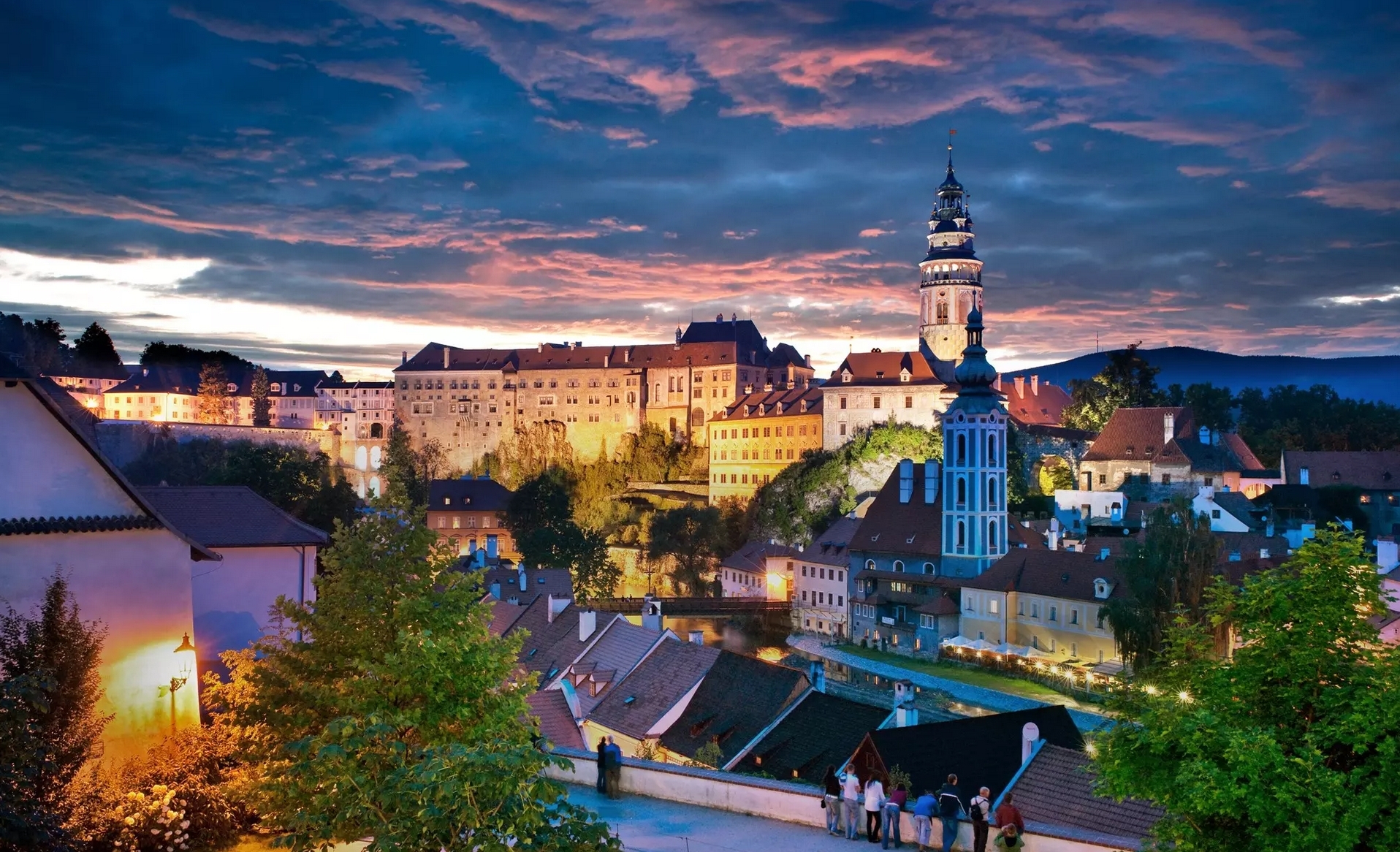 Český Krumlov při západu slunce – zámek a věž